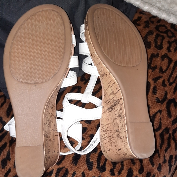 SO Kids White Wedges - Picture 2 of 7